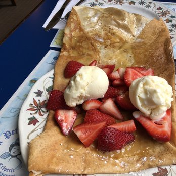 Au Petit Coin Breton - Fresh strawberry chocolate ice cream crepes - Creperies Near Me - Quebec City, Quebec Au Petit Coin Breton - Fresh strawberry chocolate ice cream crepes - Creperies Near Me - Quebec City, Quebec