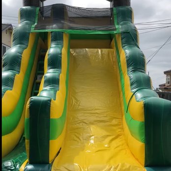 California Jumpers - With palm trees at the top that blow in the wind. Always fun! - Bounce House Rentals Near Me California Jumpers - With palm trees at the top that blow in the wind. Always fun! - Bounce House Rentals Near Me