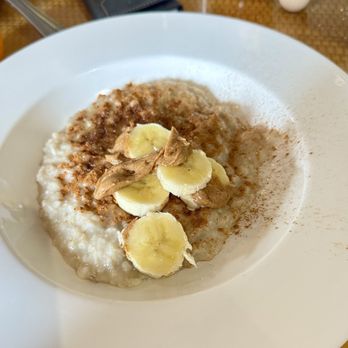 DoubleTree by Hilton - Oatmeal w/ cinnamon, peanut butter (upon request) and banana - Hotels Near Me - Orlando, Florida