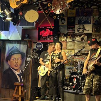 Montavilla Station - Passion Cats - Dive Bars Near Me - Portland, Oregon