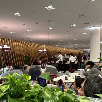 Capital One Lounge - Dining tables area - Airport Lounges Near Me - Dulles, Virginia