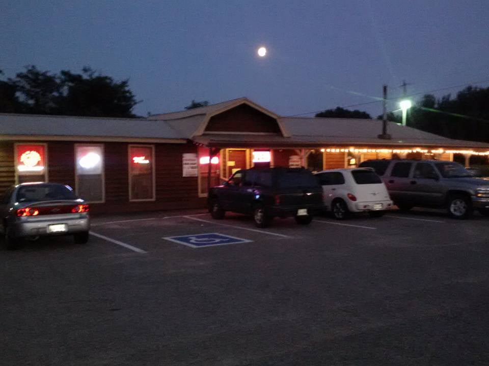 Viv's Sports Bar and Grill Logo