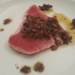 La Brocca - Scottata di filetto di tonno con pesto di olive taggiasche e capperi.