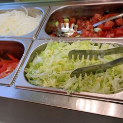 Vulkan Grill - Salat täglich frisch.