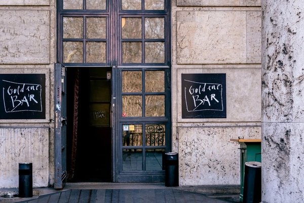 Die Goldene Bar by null