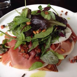 De Roode Leeuw - Brusschetta met mozzarella, tomaat & seranoham