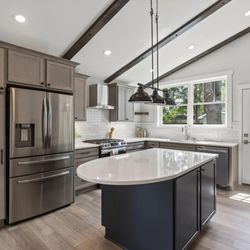 Su Casa Tile & Granite - Beautiful white quartz highlighting the dark gray cabinets.