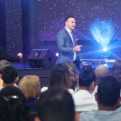 Centro Familiar De Adoracion - Pastor facundo Faiura on fire