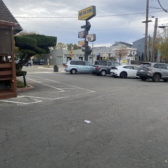 Me Va Con Vietnamese Kitchen - Small parking lot. - Vietnamese Near Me - Oakland, California Me Va Con Vietnamese Kitchen - Small parking lot. - Vietnamese Near Me - Oakland, California