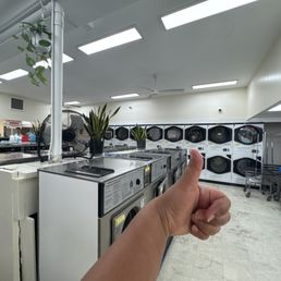 Perfect clean and efficient laundry mat !!
