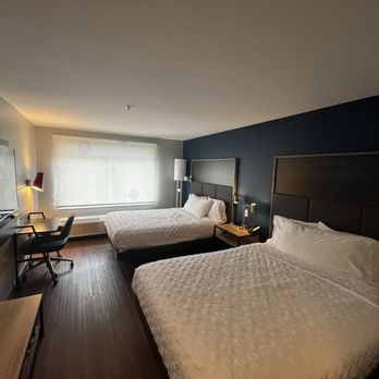Tru by Hilton Middletown - Jan 2025- basic room with mini fridge - Hotels Near Me - Middletown, New York Tru by Hilton Middletown - Jan 2025- basic room with mini fridge - Hotels Near Me - Middletown, New York