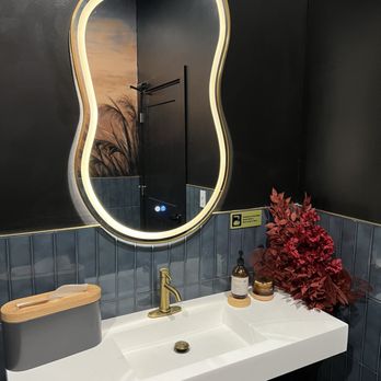 Moon Wok Kitchen & Lounge - Bathroom - Chinese Near Me - Orlando, Florida Moon Wok Kitchen & Lounge - Bathroom - Chinese Near Me - Orlando, Florida