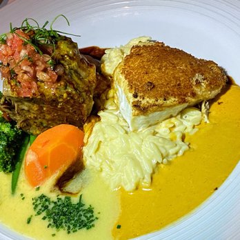 Roy's Waikiki - Tender braised beef short rib and macadamia nut Hawaiian fish with orzo Mac & cheese from the al fresco prix fixe menu - Hawaiian Near Me - Honolulu, Hawaii