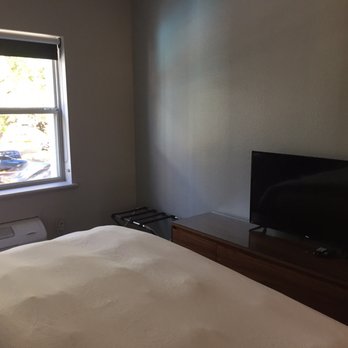 The Eo Inn - The king bed takes up a good portion of the room, but it is nicely laid out. The window looks over East Robinson St. - Hotels Near Me - Orlando, Florida The Eo Inn - The king bed takes up a good portion of the room, but it is nicely laid out. The window looks over East Robinson St. - Hotels Near Me - Orlando, Florida