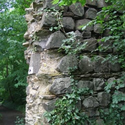 Burgruine Landskrone - Mauer der unteren Burganlage, als Muster wurden Steine und Schiefer eingesetzt
