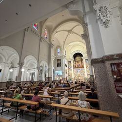 Basílica de N. P. Jesús de Medinaceli - People loving the Lord!