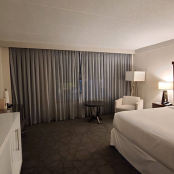 Sheraton Bloomington Hotel - King bedroom - Hotels Near Me - Bloomington, Minnesota
