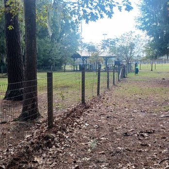 Bryan County Bark Park - Good old-fashioned 4x4 fence post with a little wire mesh strong between it - Dog Parks Near Me