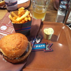 Les Burgers de Papa - Super burger et frites parfaites! Le petit plus: une sauce pour le burger et une deuxième pour les frites