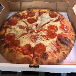 Kaktus Brewing - Solid pepperoni pizza