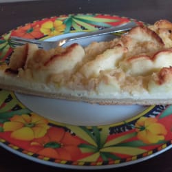 Bäckerei Spenkuch - Legendärer Plootz in den Sorten Pflaume, Käse, Mohn und Apfel verfügbar.