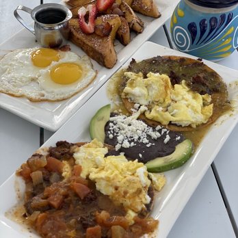 Cielito Cafe - Cajeta French toast and huevos divorciados - Breakfast & Brunch Near Me - Houston, Texas