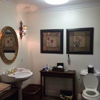 Victoria Inn - Spacious and elegant bathroom with jacuzzi tube and shower. - Hotels Near Me - Murphys, California Victoria Inn - Spacious and elegant bathroom with jacuzzi tube and shower. - Hotels Near Me - Murphys, California