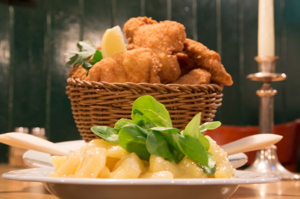 Foto de Beim Czaak - Viena, 9, AT. Fried chicken with potato salad