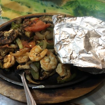 La Tolteca - Buffalo - Shrimp fajitas with red peppers, green peppers, red onions, mushrooms... - Mexican Near Me - Williamsville, New York La Tolteca - Buffalo - Shrimp fajitas with red peppers, green peppers, red onions, mushrooms... - Mexican Near Me - Williamsville, New York