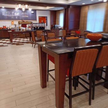 Hampton Inn Kingston - Breakfast room - Hotels Near Me - Kingston, New York