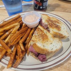 Jefferson Diner - Reuben with hand-cut fries