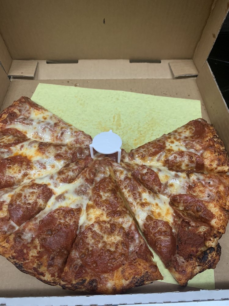 Magoos Pizza Logo
