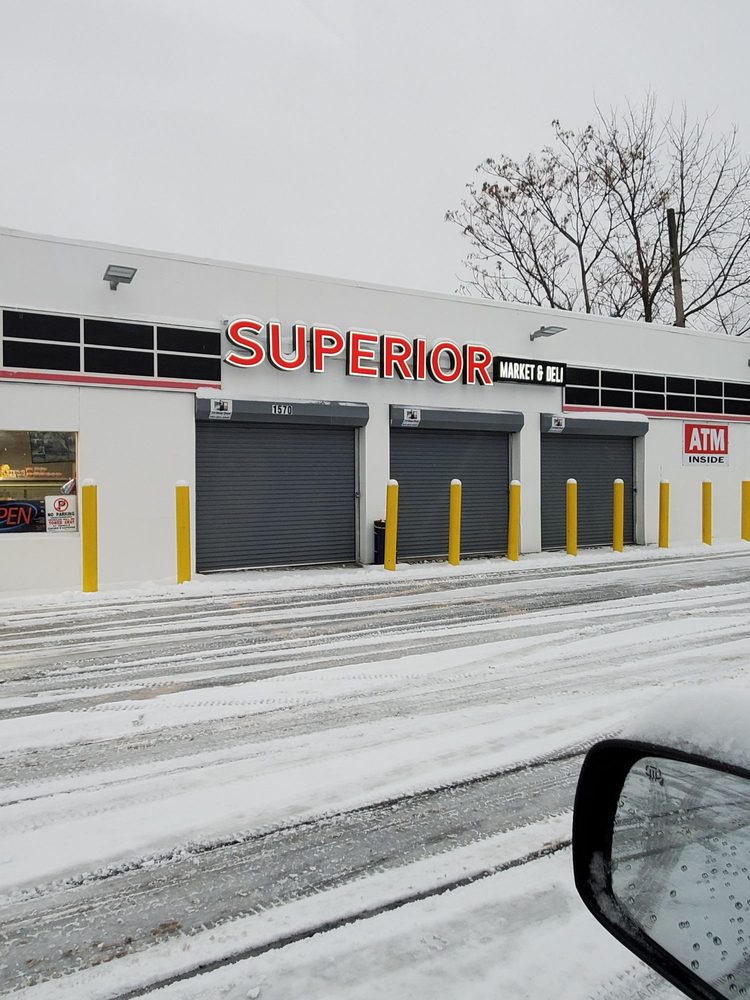 superior market & deli Logo