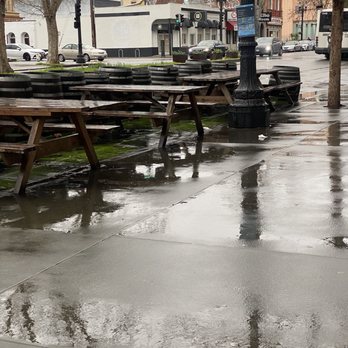 Hesher's Pizza - Outdoor benches - Pizza Near Me - Oakland, California