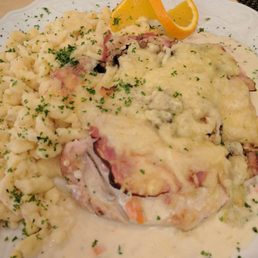 Putte algaure art Turkey with cream sauce and ham. Spaeztl on the side. Putte algaure art Turkey with cream sauce and ham. Spaeztl on the side.