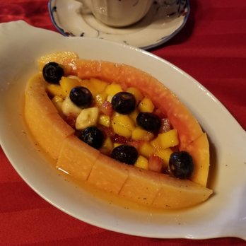 The Robin's Nest Bed & Breakfast - Mango, banana, strawberry, blueberry, in a papaya ring with a guava syrup & black pepper. - Bed & Breakfast Near Me - San Andreas, California