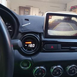 P3V3 Vent Gague installed in a 2017 Fiat 124 Spider