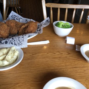 Cracker Barrel Old Country Store - Fried chicken (4), broccoli, mashed potatoes and gravy on the side - Breakfast & Brunch Near Me - Spring Hill, Florida