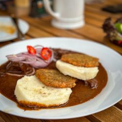 Pilsner goulash with bread dumplings