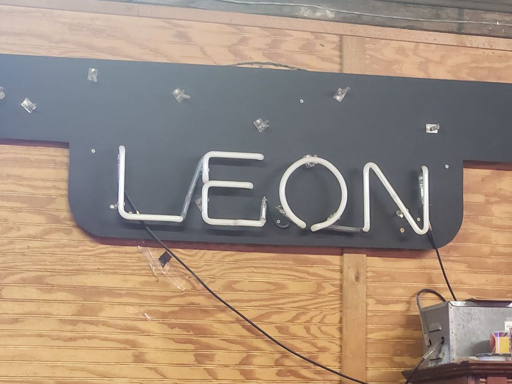 Leon's Country Store Logo