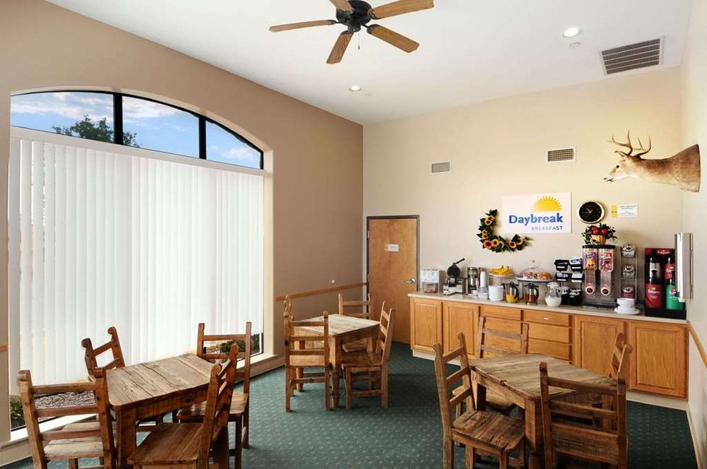 DAYS INN & SUITES BY WYNDHAM LLANO Updated August 2024 24 Photos 609 Bessemer Avenue