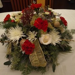 Flower Peddler - Beautiful Christmas arrangement
