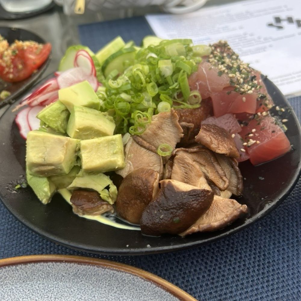 Shark Bar - Tuna poke - Cocktail Bars Near Me - Montauk, New York