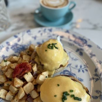 Little Hen - Crab Cake Eggs Benedict - Breakfast & Brunch Near Me - Miami, Florida Little Hen - Crab Cake Eggs Benedict - Breakfast & Brunch Near Me - Miami, Florida