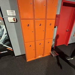 HOTWORX - Fresno - Lockers for your stuff if needed....