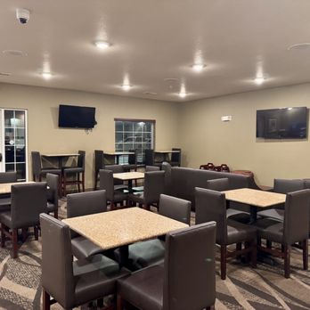 Cobblestone Hotel - The Breakfast Area - Hotels Near Me - Newport, Arkansas