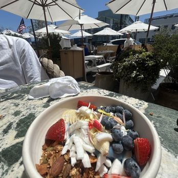 Great White - Blue Smoothie Bowl - Cafes Near Me - Los Angeles, California
