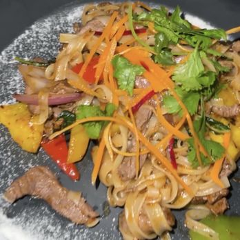 Yum Yum - Beef tenderloin and noodles with peppers - Thai Near Me - San Lorenzo Ometepec, PUE Yum Yum - Beef tenderloin and noodles with peppers - Thai Near Me - San Lorenzo Ometepec, PUE