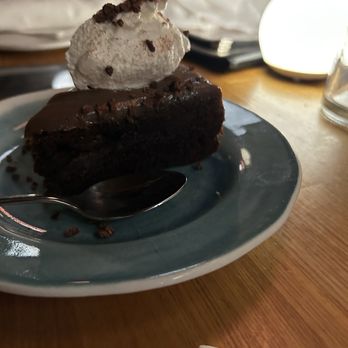 Mahina & Sun's - Chocolate cake - Cocktail Bars Near Me - Honolulu, Hawaii