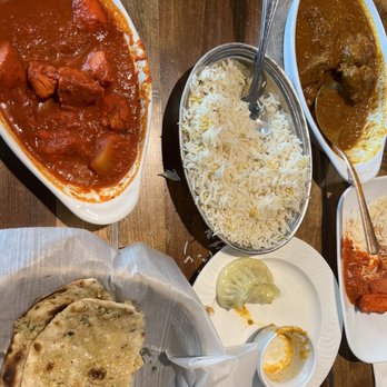 Curry & Momo Himalayan Restaurant - Chicken vindaloo, garlic Nan, chicken momo, and lamb curry - Himalayan/Nepalese Near Me - Glendale, Wisconsin